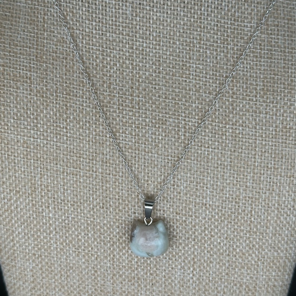 Green Flower Agate Cat Head Bead Pendant on Silver Box Chain - Picture 4 of 12
